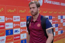 Ngoại binh Stefan Mauk check kỹ điện thoại trước màn tái đấu Tampines