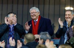 Sir Alex Ferguson xuất hiện ở khán đài đội bóng từng sa thải mình