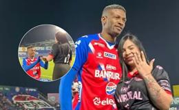 Cầu thủ chia tay bạn gái chỉ ba ngày sau màn cầu hôn gây sốt