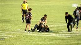 VIDEO: Lionel Messi bị quật ngã trong trận giao hữu hỗn loạn ở Puerto Rico