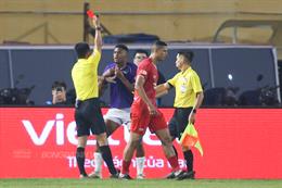 Ngoại binh Hà Nội FC nhận thẻ đỏ vì hành động lạ