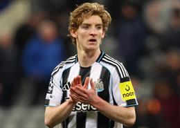 Anthony Gordon nhận chỉ trích vì ngồi dự bị trước Barcelona