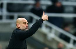 Pep Guardiola cân bằng thành tích với Sir Alex Ferguson