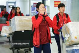 Trần Thị Duyên che mặt vì vết bầm ở mắt tại sân bay