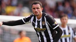 Cầu thủ ở hạng 4 Anh nhận thẻ đỏ vì ném giày đối thủ