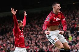 Wes Brown không hài lòng với Benjamin Sesko