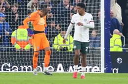 Robert Sanchez lại bị réo tên