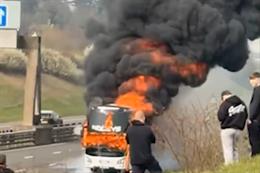 Xe chở cổ động viên Man City bốc cháy dữ dội trước trận đấu với Arsenal