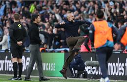 Pep Guardiola đạp bảng quảng cáo ăn mừng