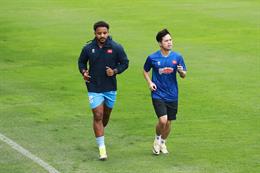 Xuân Son vẫn tập riêng, HLV Kim Sang Sik xỏ giày vào chơi bóng