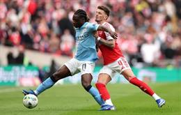 Tim Sherwood bị sốc khi Ben White được triệu tập thay vì Alexander-Arnold