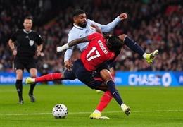 Sao Arsenal chấn thương ở trận giao hữu của Anh