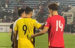 Sergio Aguero có hành động thân mật với Hoàng Đức sau trận