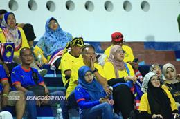 CĐV Malaysia ngủ gật trong trận gặp Việt Nam