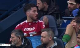 Rayan Cherki bị yêu cầu cởi áo của Liverpool