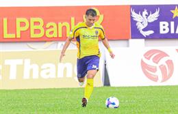 Đức Chinh nhận thẻ đỏ dù bị cầu thủ Long An giật chỏ