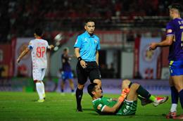 HLV Harry Kewell cho rằng Hà Nội tự thua, thủ môn Hải Phòng nằm sân nhiều