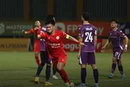 HLV Trần Tiến Đại động viên Thanh Nhàn sau pha đá hỏng 11m