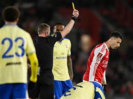 Sao Arsenal thoát thẻ đỏ khi va chạm với trọng tài chính