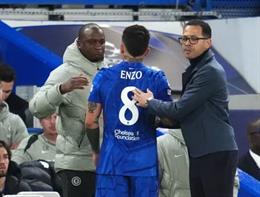 HLV Liam Rosenior bác tin đồn có mâu thuẫn với Enzo Fernandez