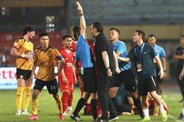 Trợ lý Thể Công bất bình khi HLV Popov nhận thẻ đỏ