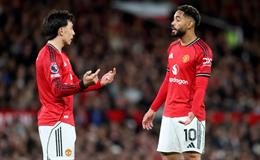 Neville chỉ trích tuyến giữa và hàng thủ Man United thiếu kết nối