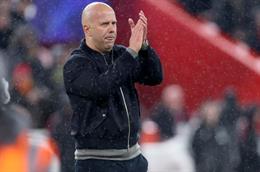 HLV Arne Slot khen ngợi các học trò sau trận thua PSG