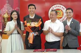 CAHN trói chân Văn Hậu, Đình Trọng bằng hợp đồng dài hạn