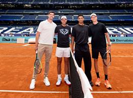 Cầu thủ Real Madrid đánh tennis với Rafa Nadal trên sân Bernabeu