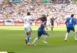 CĐV MU phẫn nộ vì Calvert-Lewin thoát thẻ đỏ sau pha kéo tóc Cucurella