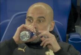 CĐV Arsenal chế giễu Pep sau cú sảy chân của Man City