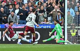 Đôi tay David Raya giữ trọn giấc mơ cho Arsenal
