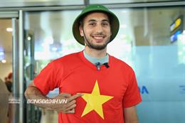 Trung vệ Việt kiều Julien Mouillon có mặt tại Việt Nam, thích thú đội mũ cối