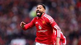 Neville chỉ trích quyết định công nhận bàn thắng của Man United