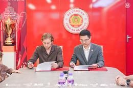 CLB CAHN có bản hợp đồng đầu tiên sau khi vô địch V.League