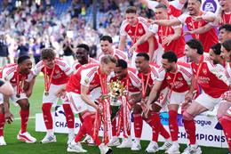 Những hình ảnh về màn nâng cúp Premier League của Arsenal