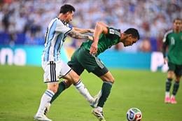 Tranh cãi việc Messi thoát thẻ đỏ một cách thần kì trong ngày ra quân World Cup