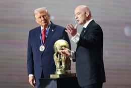 Tổng thống Mỹ trao cúp cho nhà vô địch World Cup 2026