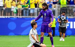 Alisson động viên Nhật Bản sau trận thua trước Brazil