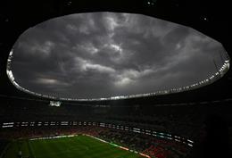 Mưa giông khiến trận Mexico vs Ecuador hoãn giờ bóng lăn