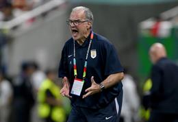 Marcelo Bielsa chia tay Uruguay sau buổi họp báo kéo dài 100 phút