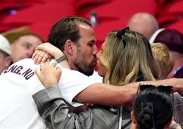 Harry Kane hôn vợ cực ngọt sau trận thắng kịch tính trước CHDC Congo