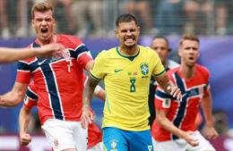 Bruno Guimaraes bị chế giễu sau pha đá hỏng quả 11m