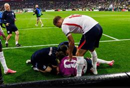 Jordan Henderson nhập viện vì ăn mừng quá khích