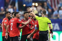 HLV Ai Cập tố trọng tài thiên vị Argentina và Messi
