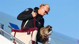 Haaland gây sốt với món quà lưu niệm khó đỡ