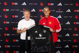 Man United chính thức ra mắt tân binh Karl Darlow