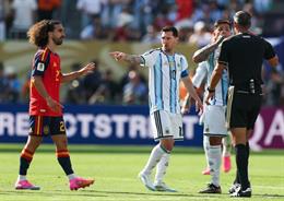 Rooney chê trách Messi vì màn đòi thẻ đỏ Cucurella