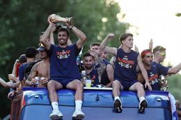 ĐT Tây Ban Nha diễu hành mừng giữa biển người tại Madrid