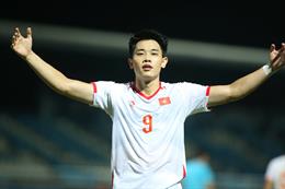 Đình Bắc rực sáng với cú hat-trick bàn thắng trong ngày chào sân ASEAN Cup